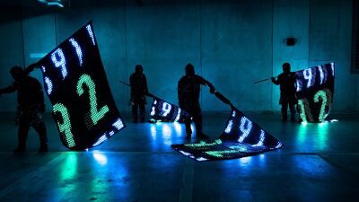 フェスやイベントの演出にうってつけ!! ディスプレイのように制御可能な旗「LED VISION FLAG」