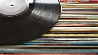 レコード人気再燃中！レコードの販売が30年ぶりにCDを越えるとの予想