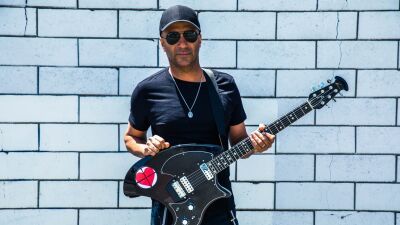 レイジのトム・モレロがまさかの EDM シーンに殴り込み!? スティーヴ・アオキら参加のソロ・アルバム発売！
