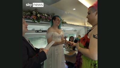 鉄道ファンの女性同士のカップルが、ロンドン・ユーストン発の高速鉄道内で挙式……イギリス