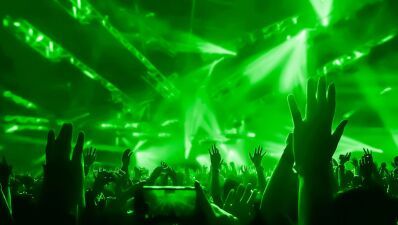 違法レイヴが後を絶たないイギリスで「Covid Rave」廃墟で開催直前に警察が阻止、数百人のチケット購入者にはソーシャルメディアを通して外出禁止令が発令