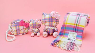 ハローキティ50周年記念！本場スコットランド認定のオリジナルタータン「Hello Kittyドレスタータン」デザインのスペシャルグッズシリーズがサンリオショップの初売りにて発売