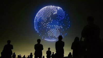 お台場海浜公園に構える世界最大級の噴水「東京アクアシンフォニー」と800機のドローンが共演！2026年8月29日 (土)・30日 (日) の2日間、水・光・音・ドローンが共演する特別公演を実施
