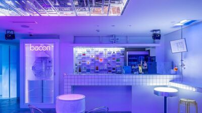 韓国市場の露店・屋台がモチーフ！ DJ ブース常設、⾳楽、ファッション、アートの新感覚スポット、テラス付きカフェ＆バーラウンジ『bacon』が新⼤久保にオープン！