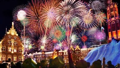 大迫力の8,000発の花火が夜空を埋め尽くし2026年の門出を迎える「ハウステンボス・カウントダウン花火」が2025年12月31日 (水) に開催決定