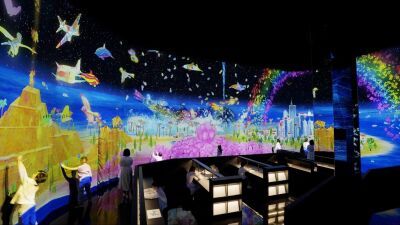 千葉・成田空港隣接の「航空科学博物館」にて、紙に描いたヒコーキやイルカが空間内を飛び回り、スマホで操縦できる「チームラボ スケッチ環世界」2026年3月20日 (金) ～4月19日 (日) まで開催