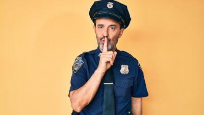 アメリカの元警官、職務中の頭部損傷で日常生活が困難であると労災に60万ドル (約8,547万円) を不正請求、音楽フェスで酔って踊り狂っているのを目撃され起訴、最高22年の懲役刑に