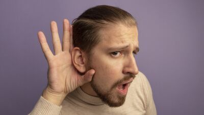 新たな研究結果で、数十億人の若年層がリスニング機器、ナイトクラブ等を原因とする「危険なリスニング習慣」によって "難聴になるリスク" が発表される