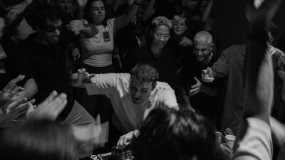 Fred again..（フレッド・アゲイン）、『USB002』プロジェクトからの新曲 "you’re a star" をリリース＆リリース記念公演で¥ØU$UK€ ¥UK1MAT$UとのB2Bを披露
