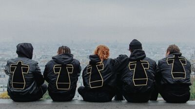 フランス出身のデュオ Justice（ジャスティス）、大ヒットアルバム『 † 』リリース15周年記念！ Logicも参加したアニバーサリーエディションをリリース