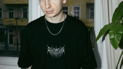 ベルリン出身のテクノDJ/プロデューサーKlangkuenstler (クランククンストラー) 、イビサの最新べニュー  [UNVRS] にて自身のショーケースイベント「OUTWORLD」を9月15日