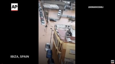 パーティーアイランド、スペイン・イビサ島で70年ぶりに記録的な大雨、深刻な洪水で広範囲に渡り道路が水没、消防隊員が出動し救助活動