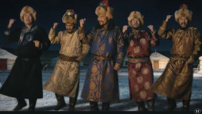 今年のジングルベルはモンゴリアン・レイヴ風!? オランダ人DJ/プロデューサー Ummet Ozcan (ウメット・オズカン) が喉歌で熱唱し続けるクセつよ系ジングル・ベルがバズり中