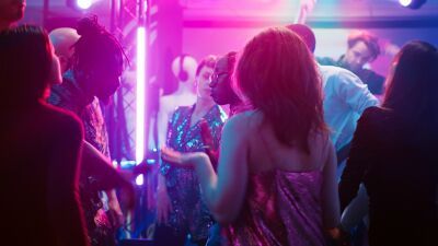 "つながらない" のがカッコいい…? 世界でスマホ禁止イベントが急増、あえてスマホやSNSから距離を置き、通知自体を無視することが若者のトレンドに