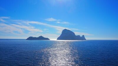 スペインのパーティーアイランド "イビサ島"、オーバーツーリズム抑制のため2024年5月11日より夜21時30分以降は特定の場所以外でのアルコール販売＆飲酒が禁止に