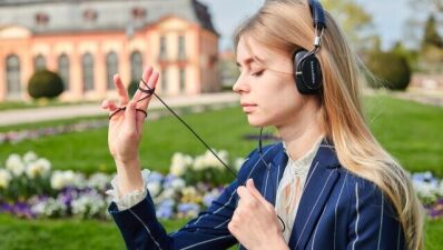 冬の寒さやヘッドフォン……冬場の音楽ファンが気をつけたい「耳の疲れ」とその対策法