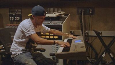 先日YouTubeにて公開された『Stories』発売10周年を記念したAvicii (アヴィーチー) のドキュメンタリー・シリーズが日本語字幕付きで公開