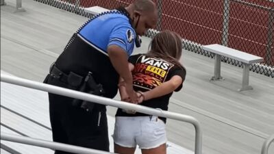 【動画アリ】アメリカ・オハイオ州で息子の高校野球の試合を観覧していた母親、マスク着用拒否でテーザー銃で撃たれ逮捕
