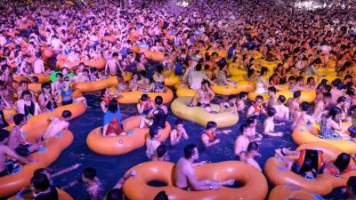 中国・武漢のウォーターパーク、ごった返す来場者で泳ぐスペースのないプールに……