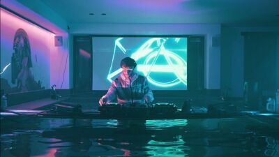 【EDC Las Vegas / Virtual Rave-A-Thon】自宅のプール、トイレでDJプレイを披露してきたDon Diablo（ドン・ディアブロ）、今度は自宅ベッドの上からプレイ！