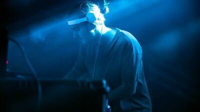 Alessoが Netflix 人気ドラマのスピンオフ作品に登場、更にAVICIIの新曲モノ申す！