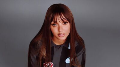 ムラ・マサ、スクリレックス等のアーティストとの楽曲でも知られるUKのプロデューサー/シンガーPinkPantheress (ピンクパンサレス) がビルボード「プロデューサー・オブ・ザ・イヤー」受賞