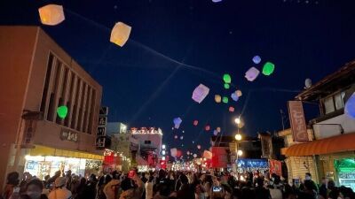 ランタンや提灯、和傘のイルミネーションと道路から打ち上げる300個のランタンで、昭和レトロな商店街がおとぎの国へ変わる「那珂川町 光のイベント 2022」栃木県那珂川町にて1月9日～2月6日開催