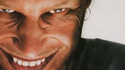 Aphex Twin (エイフェックス・ツイン) が友人の結婚式でDJ、VJには新郎新婦の幸せ画像のモンタージュ…ではなくやっぱり自分の不気味な顔 (動画あり) 