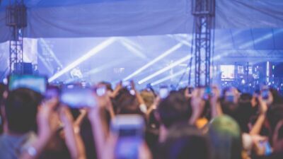 偽のジャスティン・ビーバーとテレビ電話させ架空の音楽フェス制作費135万ドル (2億236万円) を騙し取った犯人逮捕、詐欺の金でセレブなプロデューサー生活を満喫しSNSでアピール