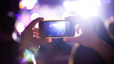 ナイトクラブの客の大半が、携帯電話の使用がダンスフロアの雰囲気を「台無しにしている」と回答……調査元のRay-Ban Metaはスマートグラスを使用した実験イベントも開催