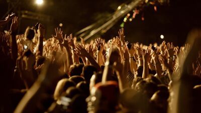 人は "低音に対して無意識のうちに反応する" ことが科学的調査で判明!! 低音を通じて他者とより繋がりを感じることができる？