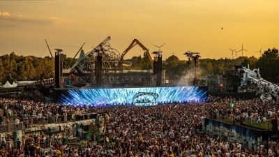 ベルギーのビッグフェス「Tomorrowland 2025」メインステージ火災の原因は「下請け業者によるエタノール誤流出が火元」と地元メディアが報道