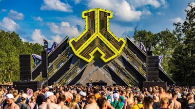 ハードダンスフェスティバル「DEFQON.1（デフコン 1）」ヘリコプターによる先導で過去最大のクラウドコントロールムーブメント「left to right（左から右へ）」を成功させる！