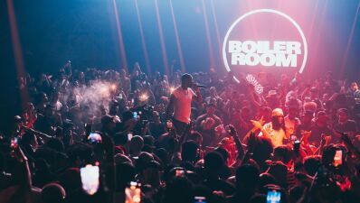 Peggy Gou (ペギー・グー) 、出演予定だった韓国開催のBoiler Room (ボイラールーム) がキャパオーバーのチケット数を販売？会場が過密状態になり救急車も出動、突如中止に……