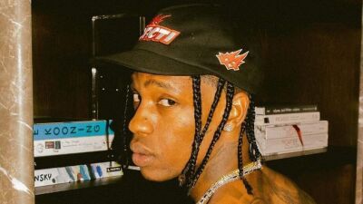 Travis Scott（トラヴィス・スコット）、Hip Hopフェス「Rolling Loud」で実際にニューシングルのPre-Saveリンクに飛ぶQRコードを250機のドローンで空中に表示させる