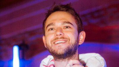 「EDC Las Vegas」ZEDD (ゼッド) のプレイ中、観客女性が突如「う、産まれる〜!!」→緊急搬送で赤ちゃん無事出産、ZEDD「(出産の) サウンドトラックを担当できて光栄」