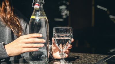米ニューヨーク、バーやナイトクラブ、大規模イベント会場等のナイトライフシーンへの “無料給水ステーション” 設置義務化に向けて、救急救命士がNY市議会に呼びかけ