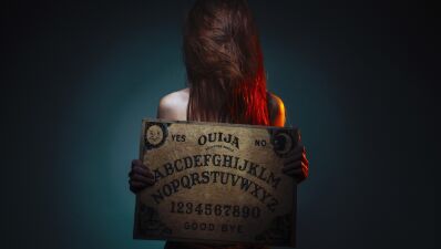 イギリスのゴーストハンターが「ポンドランド（イギリスの100均）でハロウィーングッズとして降霊術用具である "ウィジャボード" を販売することは危険すぎる」と警告
