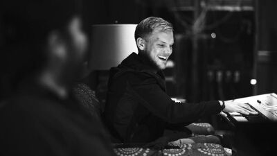 故 Avicii (アヴィーチー) の元マネージャーがスウェーデンで法的措置へ…遺族が説明を拒否する場合、数時間分の "未編集の音声記録" 開示も示唆