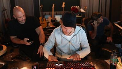 米出身ミュージシャンDan Tyminski (ダン・ティミンスキー) が伝説のプロデューサー故Avicii (アヴィーチー) との楽曲 "Hey Brother" のレコーディング秘話を明かす