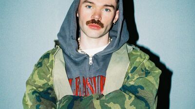 グラミー賞にノミネートされた経歴を持つDom Dolla (ドム・ドラ) 、2024年最も注目されているダンス・トラックの一つである "girl$" をリリース！