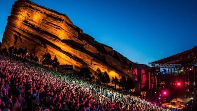 アメリカの野外ライブ会場「RED ROCKS」18歳以上のコンサート参加者は会場にて新型コロナウイルスのワクチン接種が可能に！RED ROCKS 80周年記念Tシャツと割引券もプレゼント!?