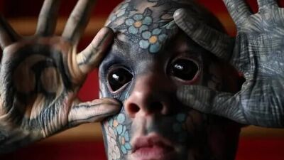 フランスで最も全身タトゥーだらけの保育士、眼球を真っ黒にする施術をし「子どもが悪夢を見た」というクレームが来て6歳未満の児童の担当を外される（6歳以上はOK）