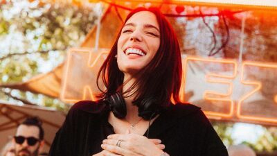 5歳のときに母を亡くしたAmelie Lens (アメリ―・レンズ)、自身の育ての親だった祖母への恩返しのためにアパートをサプライズ購入