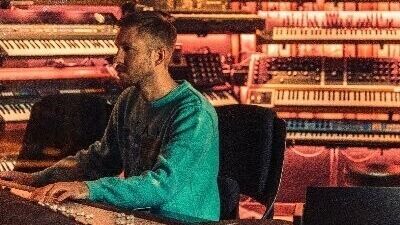 Calvin Harris (カルビン・ハリス) 、Rihannaとコラボした2016年リリースの大ヒット曲 "This Is What You Came For" のVIP Remixをリリース！
