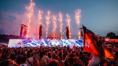 火災でメインステージ消失の「Tomorrowland」の救世主は、なんとヘヴィメタ・バンドのMetallica (メタリカ) !? バンドのステージ機材を夜通し空輸して新たなメインステージに