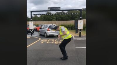 再オープンした英マクドナルドのドライブスルー、従業員がキレッキレのダンスを披露し長蛇の列が！