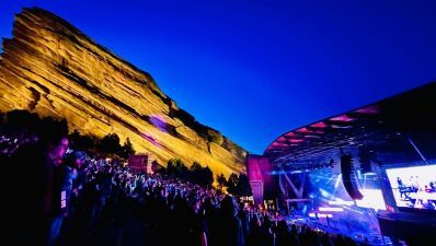 2021年に世界で最も収益が高く、多くの人々が訪れた音楽会場はアメリカの「Red Rocks野外劇場」！コロナ禍でも収益6168万２,130ドル、来場客996,570人