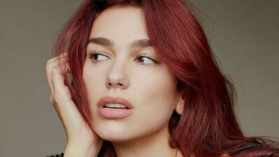 イギリスの女性シンガーソングライターDua Lipa (デュア・リパ) の超大ヒット・トラック「New Rules」ミュージックビデオが30億回再生を突破！