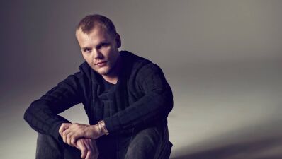 故 Avicii (アヴィーチー) の公式ラジオチャンネル「Avicii Radio」が開設、ヒット曲に加え過去のライブでプレイされなかった曲も放送…ただし日本では視聴不可